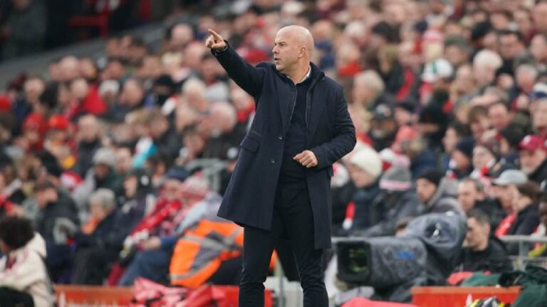 Tekanan Arne Slot Memuncak Saat Liverpool Terpuruk di Anfield