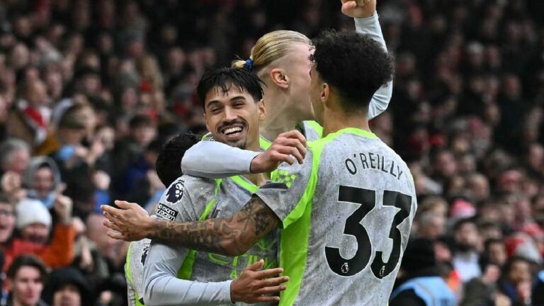 Manchester City Menang Dramatis di City Ground dan Rebut Puncak Klasemen